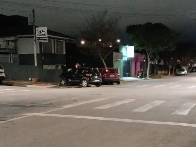 Equipe do SIATE presta atendimento à vítima em colisão entre dois automóveis 