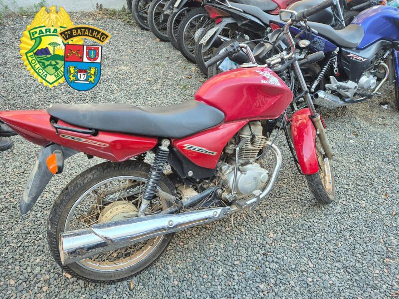 Motocicleta Honda vermelha com alerta de furto é encontrada abandonada em Bateias