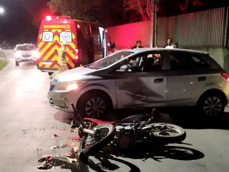 Colisão entre automóvel e motocicleta deixa menor ferido no bairro Rivabem