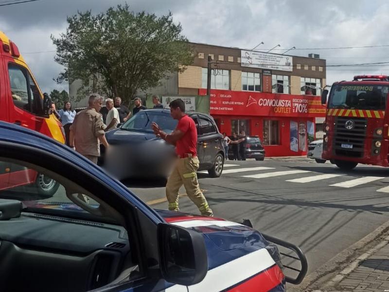 Pedestre é socorrido pelo Corpo de Bombeiros após atropelamento na região central