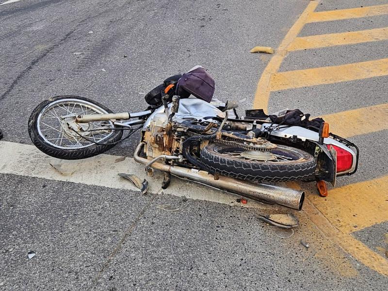 Motociclista é socorrido em estado grave em colisão no Trevo de Bateias