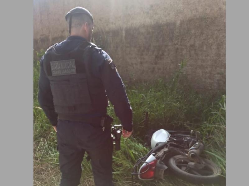 Motocicleta com alerta de furto é encontrada abandonada no Salgadinho 