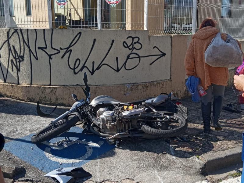 Ocupantes de motocicleta ficam feridos em colisão nas proximidades da Pista de Skate