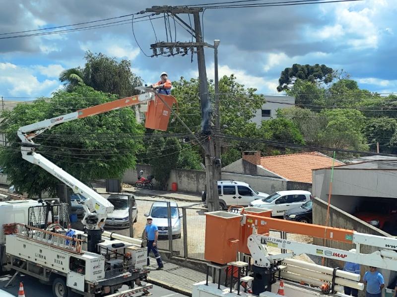 Fogo em equipamento de poste localizado no Centro causa um apagão 