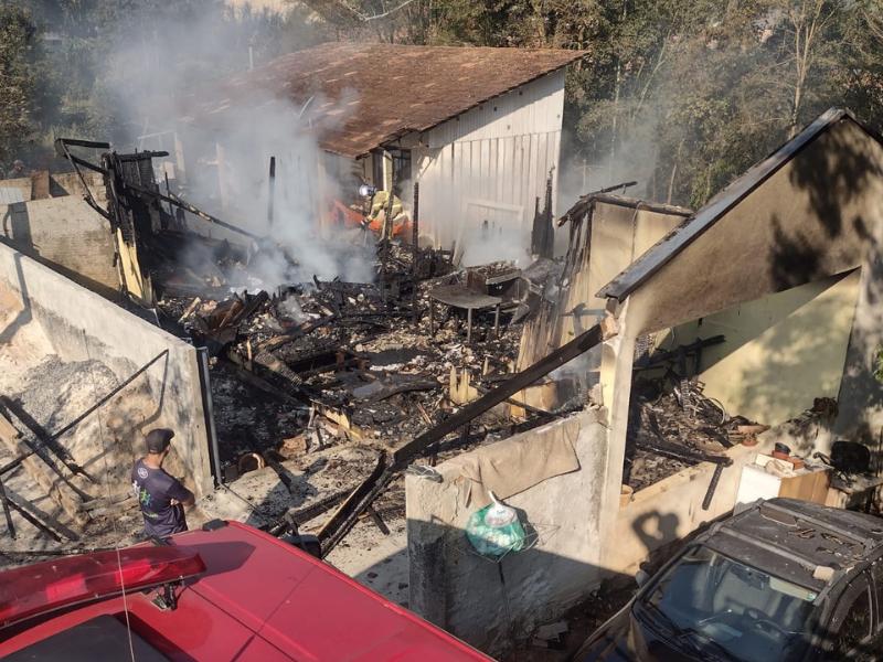 Família perde tudo em incêndio que destruiu residência no bairro Santa Terezinha, em Campo Largo 