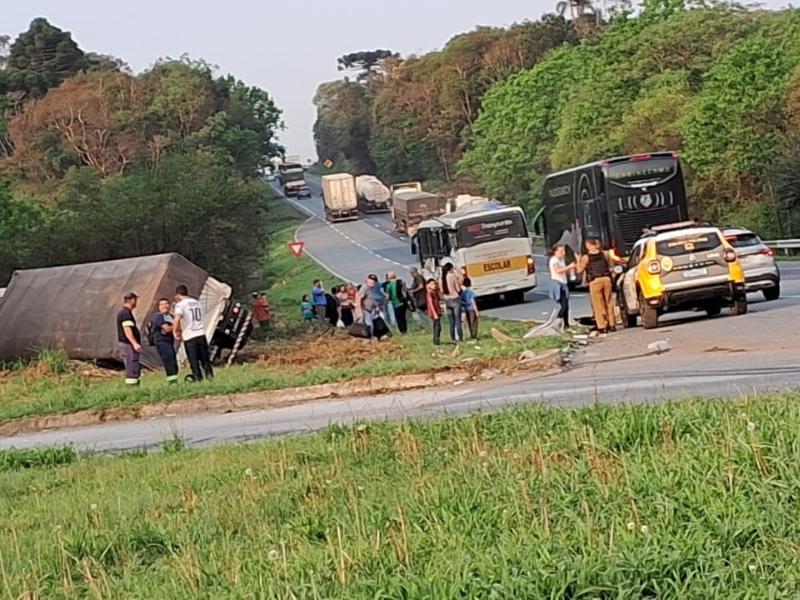 Colisão entre carreta e ônibus seguida de saída de pista na BR-277 