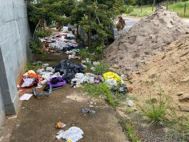 Lixo em terreno vazio e no meio da calçada irrita moradores e é crime