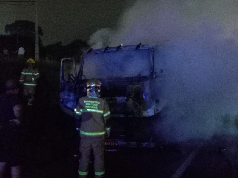 Caminhão é consumido pelo fogo na BR-277, em Campo Largo 