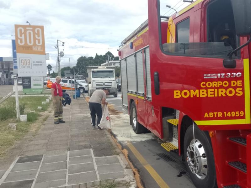 Bombeiros atendem princípio de incêndio em caminhão na Padre Natal Pigatto 