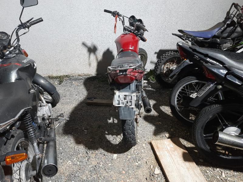 Polícia Militar prende homem com motocicleta com alerta de furto ou roubo em abordagem em Balsa Nova 