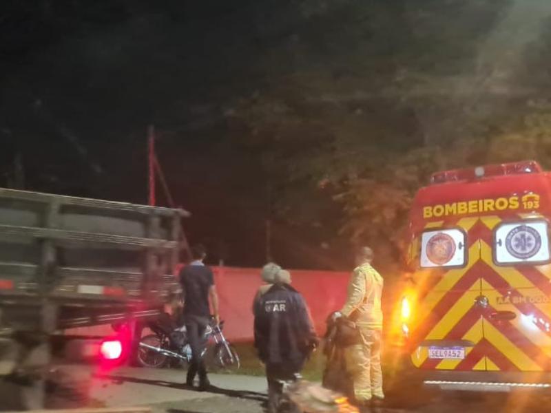 Motociclista vai parar embaixo de caminhão no bairro Botiatuva em Campo Largo 