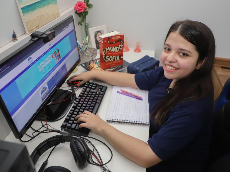 Estudante campo-larguense comemora conquista de intercâmbio para o Reino Unido pelo programa Ganhando o Mundo