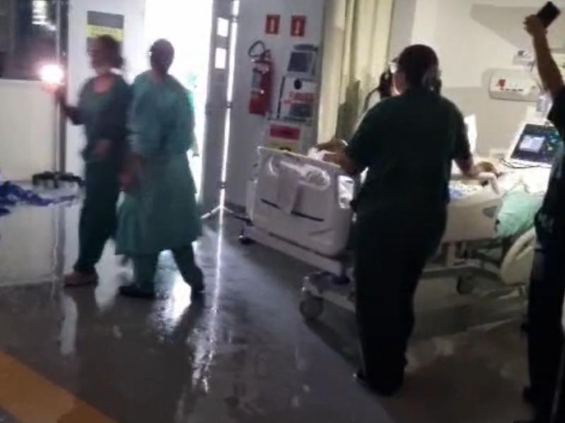 Duas alas do Hospital Infantil Waldemar Monastier são atingidas por fortes chuvas