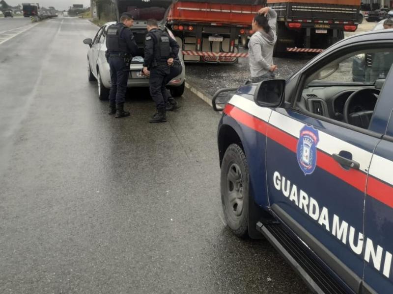 Guarda Municipal de Campo Largo prende suspeito e recupera veículo com alerta na rodovia 