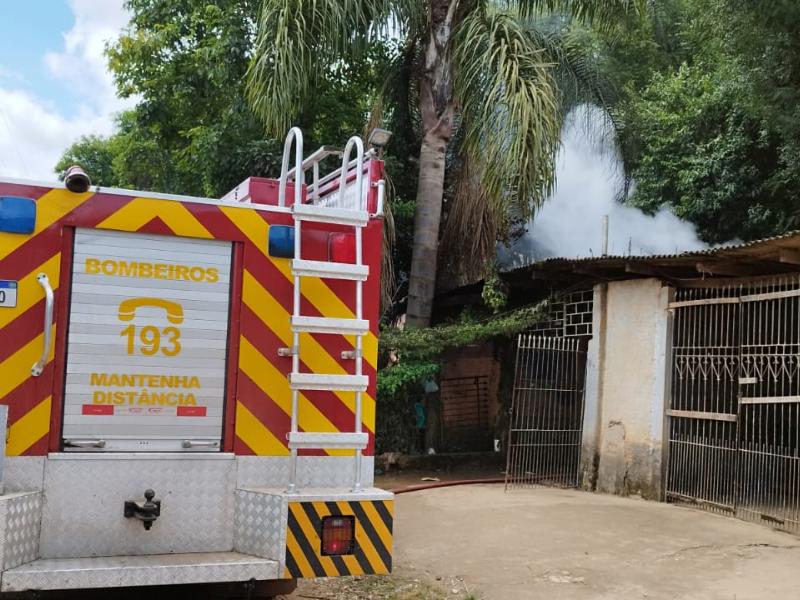 Bombeiros de Campo Largo e de Santa Felicidade combatem incêndio em residência no Conceição dos Correias