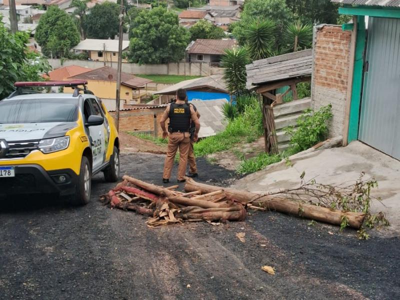 Policiais militares encontram rua obstruída por barricada no Bom Jesus