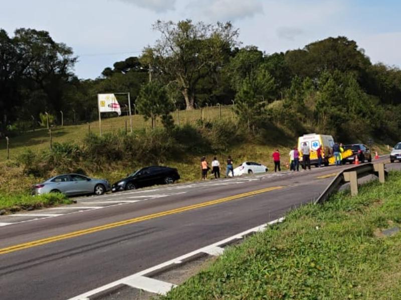 Colisão envolvendo dois automóveis na PR-423 deixa duas pessoas feridas 