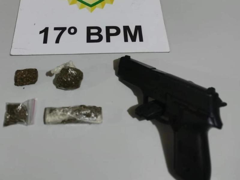 Indivíduos são abordados pela Polícia Militar de Campo Largo com maconha e um simulacro de pistola 