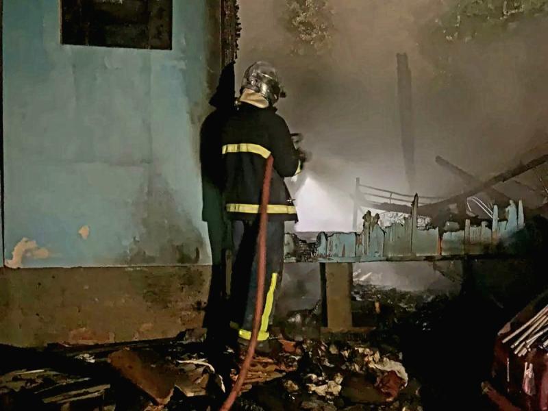 Residência totalmente destruída em Balsa Nova e morador é socorrido com graves queimaduras