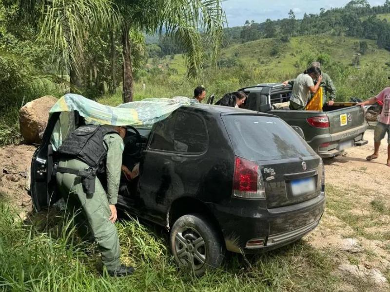 Idoso é resgatado de helicóptero após bater carro contra pedra na região de Três Córregos