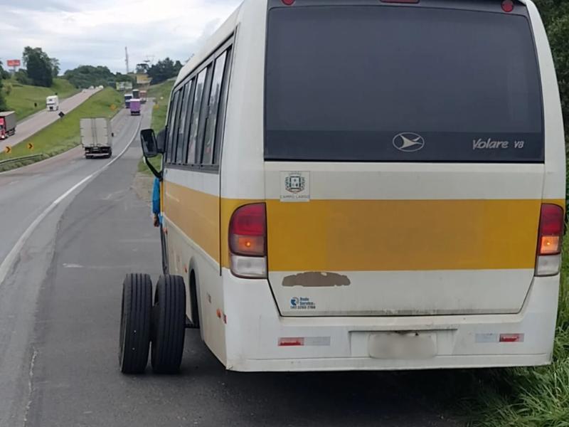 Rodado traseiro de ônibus que levava pacientes escapa e passageiros levam grande susto