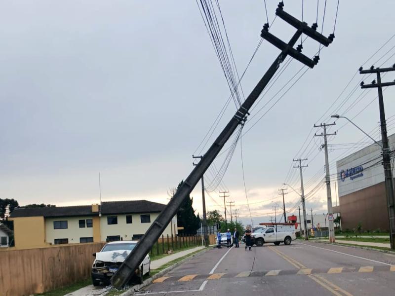 Automóvel colide e quebra poste no bairro Bom Jesus