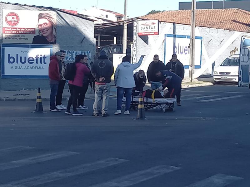 Motociclista é socorrido pela equipe Bravo do SAMU após acidente no Centro