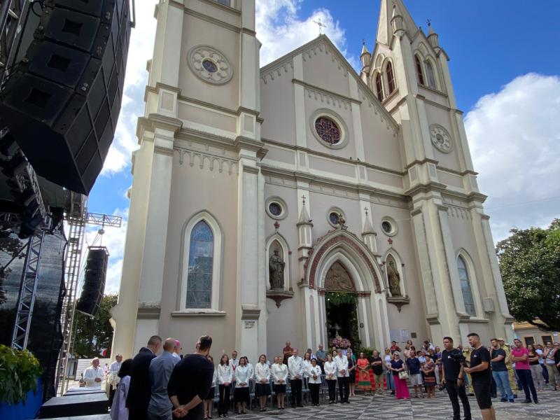 Entrega da revitalização da praça e missa campal marcam o início das comemorações de 153 anos da cidade