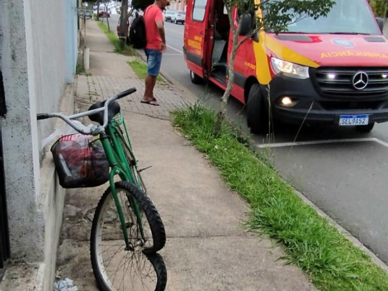 Mulher socorrida após queda de bicicleta no Ouro Verde 
