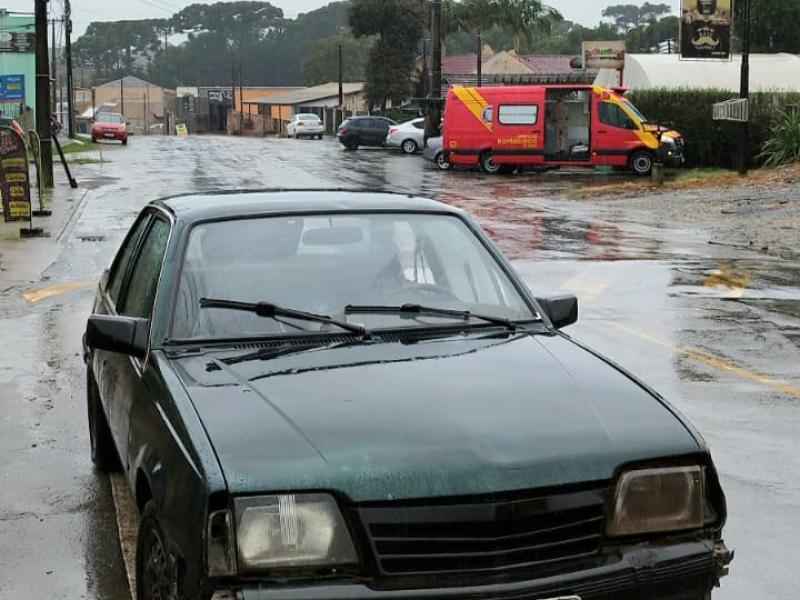 Motociclista é socorrido pela equipe do Siate de Campo Largo após colisão no bairro Rivabem 