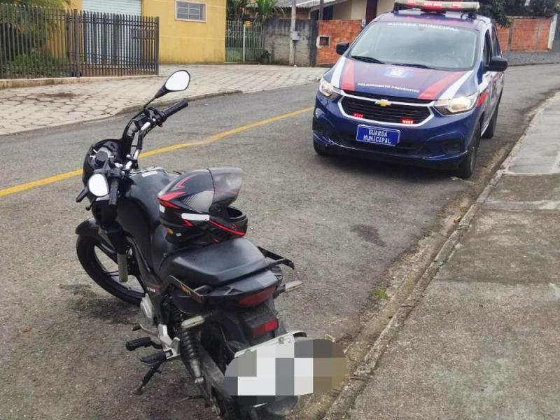 Motocicleta furtada é recuperada pela Guarda Municipal de Campo Largo no Bela Vista