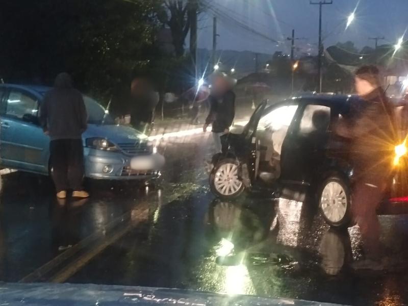 Danos de grande monta em colisão entre dois automóveis no Distrito da Ferraria 