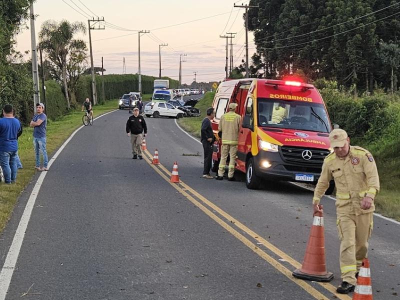 Grande aparato de ambulâncias e helicóptero para atender feridos em colisão frontal na PR-510 