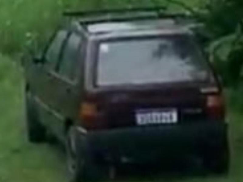 Veículo Fiat Uno bordô furtado no Centro de Campo Largo