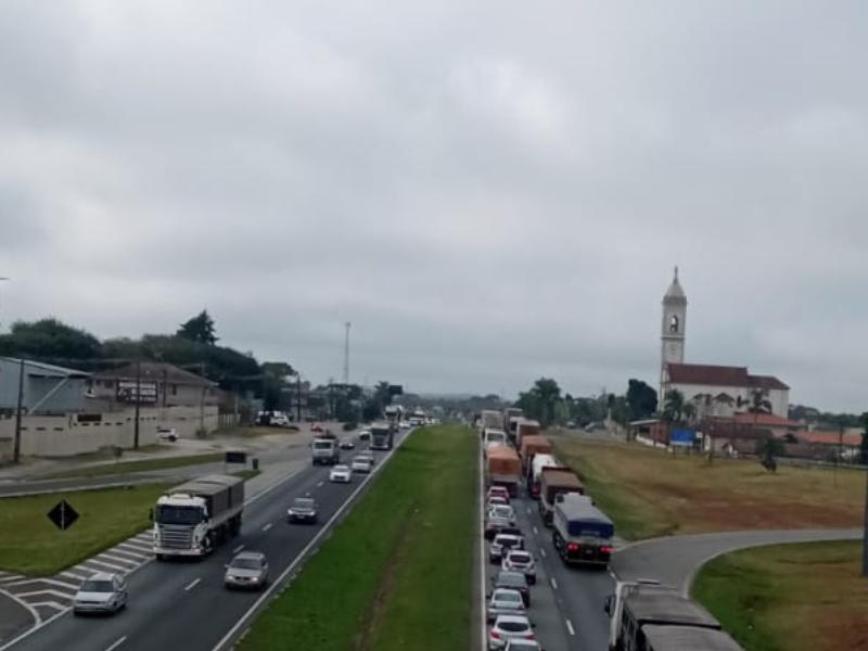 Acidente no km 112 causa grande lentidão no trânsito da rodovia para Curitiba 