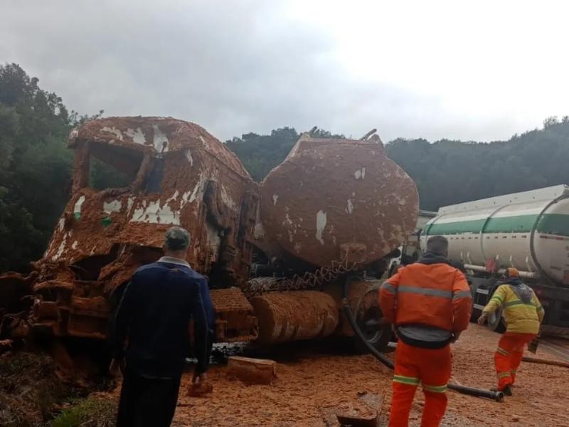 Colisão entre caminhões na PR-423 causa interdição na rodovia nos dois sentidos 