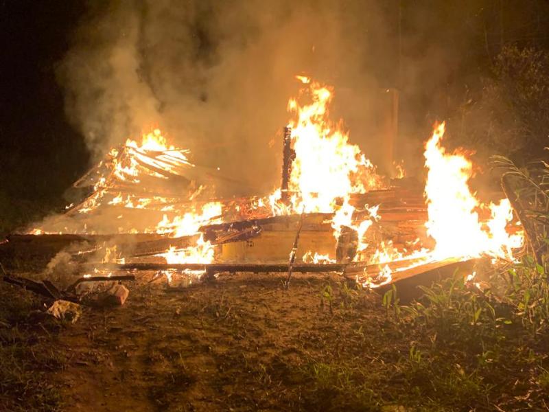 Incêndio destrói por completo residência na Avenida dos Expedicionários 