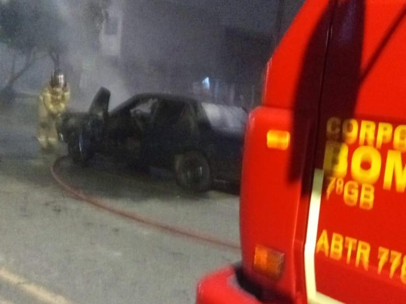 Veículo tem a parte frontal destruída pelo fogo na área central de Campo Largo 