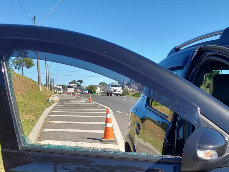 Casal campo-larguense leva grande susto após ter vidro do carro atingido por pedra na BR-277 