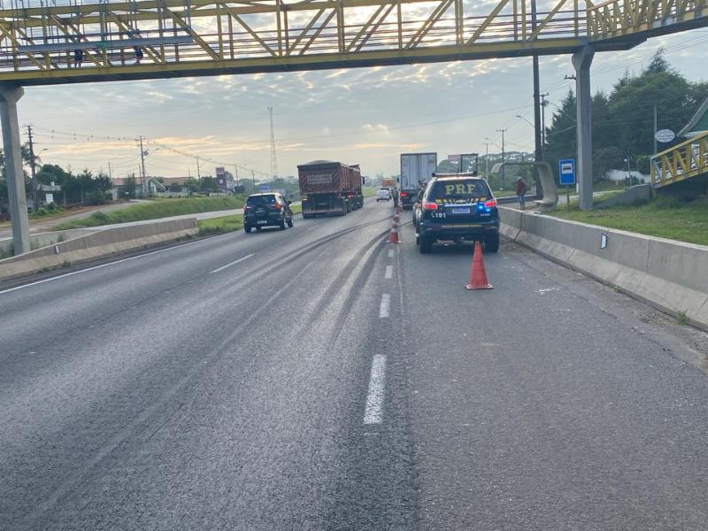 Rapaz é atropelado por caminhão embaixo da passarela na BR-277 em Campo Largo 