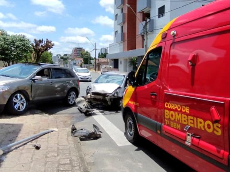 Colisão envolvendo dois automóveis no Centro deixa uma mulher ferida