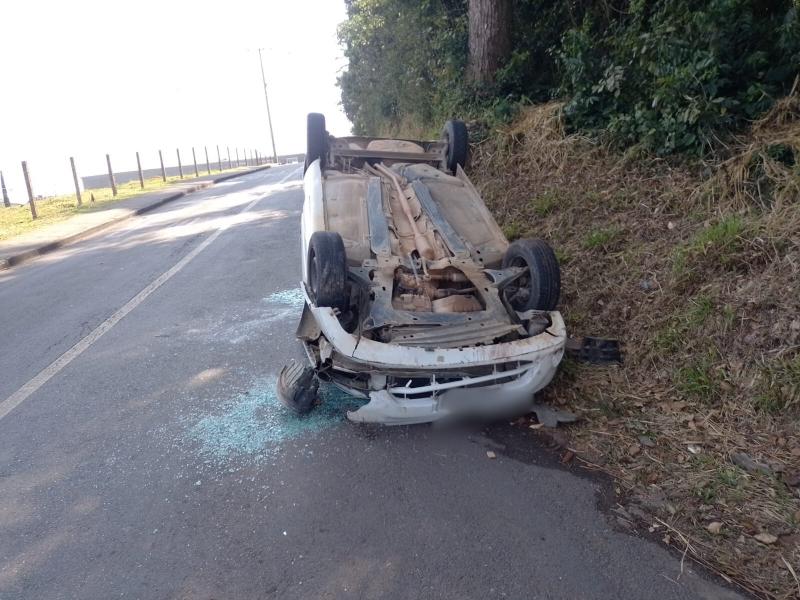 Motorista perde o controle da direção e tomba veículo após colisão no barranco no Tropical 