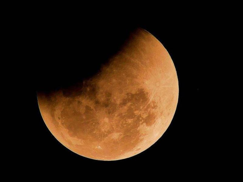 Eclipse parcial da Lua acontece hoje; veja como assistir pela internet