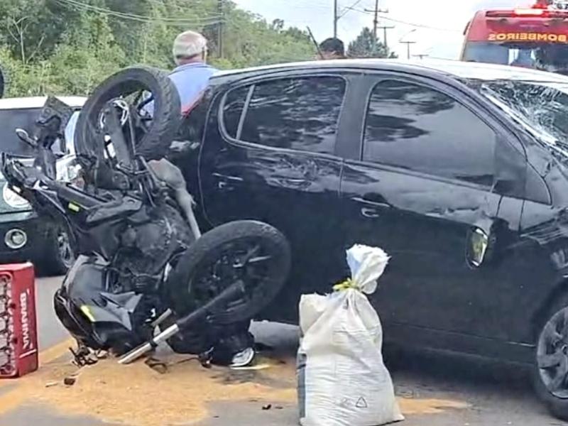 Casal socorrido pelo Siate após colisão no início da Estrada de Bateias