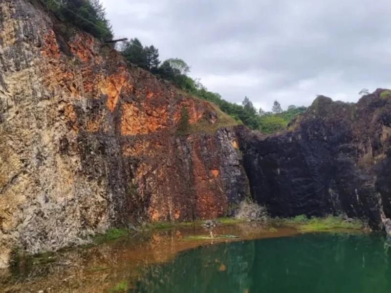 Jovem morre durante salto de bungee jump em parque de Campo Magro