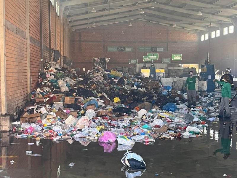 Incêndio em barracão de reciclagem no bairro Francisco Gorski em Campo Largo 