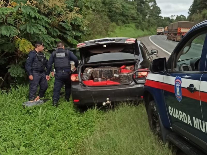 PRF e GMCL perseguem veículo com carga de droga e prendem dois ocupantes de um Corola