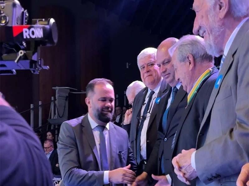 Secretário da Educação do Paraná, Roni Miranda, é homenageado pela Fiep com troféu Pinheiro de Ouro 