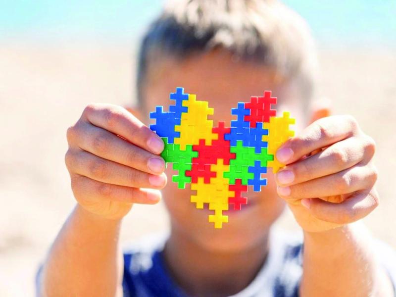 Diagnóstico precoce, tratamento adequado, inclusão e respeito são essenciais para pessoas autistas