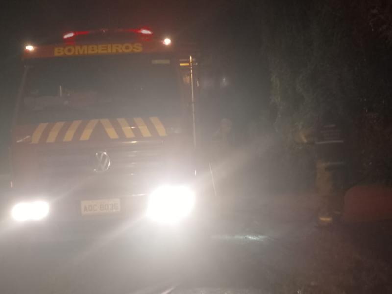 Corpo de Bombeiros combate incêndio em barracão no bairro Botiatuva 